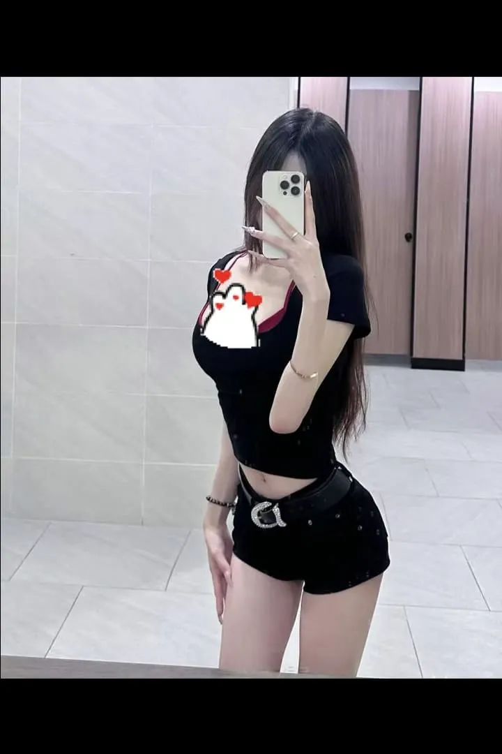 広島市流川・薬研堀エリアのリラクゼーションサロン夜櫻で施術を行うセラピスト